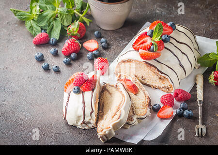 Frische süße geflochtene Brötchen in weißer Schokolade mit frischen Beeren Stockfoto