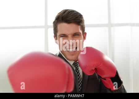 Happy Geschäftsmann in Boxhandschuhe Stockfoto