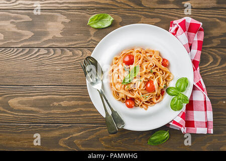 Fettuccine Pasta mit Tomatensauce und Basilikum in einen Teller. Ansicht von oben Stockfoto