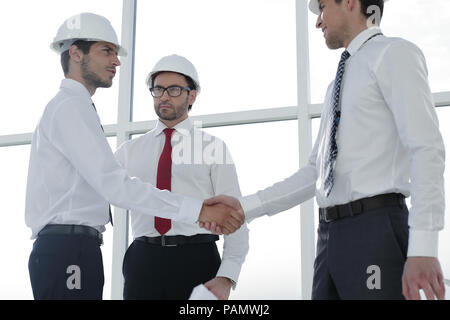 Zwei Architekten Händeschütteln nach einem Treffen im Büro Stockfoto