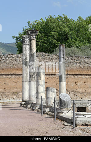 Tivoli, Italien - 21 April, 2014: Ruine der antiken korinthischen Säulen in Hadrian's Villa (Villa Adriana in Italienisch) ist eine große Römische Archäologische kompl Stockfoto