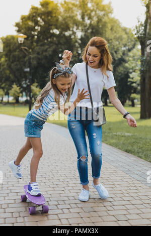 Blonde Tochter führenden aktiven Lebensstil Stockfoto