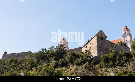 Restaurierte Burg von Bratislava aus dem Süden. Auf einem Felsen über Bratislava beherbergt es das slowakische Parlament, ein Museum und eine Musik Kammer gebaut. Stockfoto