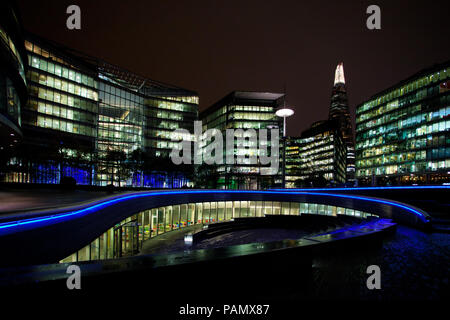 London Assembly auf der Southbank bei Nacht Stockfoto