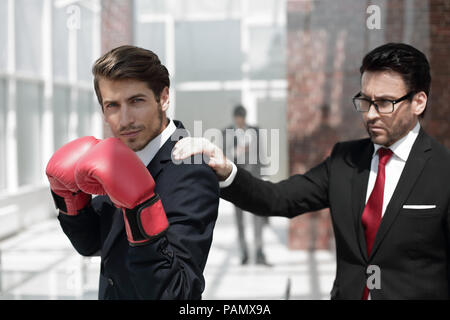 Rechtsanwalt in Boxhandschuhe und sein Supervisor Stockfoto