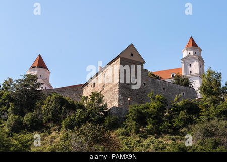 Restaurierte Burg von Bratislava aus dem Süden. Auf einem Felsen über Bratislava beherbergt es das slowakische Parlament, ein Museum und eine Musik Kammer gebaut. Stockfoto