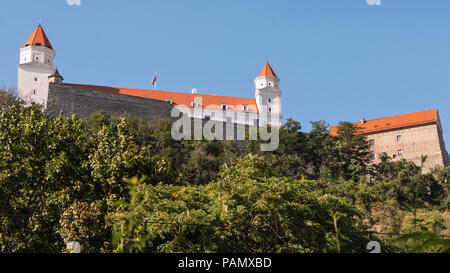 Restaurierte Burg von Bratislava aus dem Süden. Auf einem Felsen über Bratislava beherbergt es das slowakische Parlament, ein Museum und eine Musik Kammer gebaut. Stockfoto