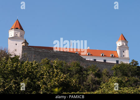 Restaurierte Burg von Bratislava aus dem Süden. Auf einem Felsen über Bratislava beherbergt es das slowakische Parlament, ein Museum und eine Musik Kammer gebaut. Stockfoto