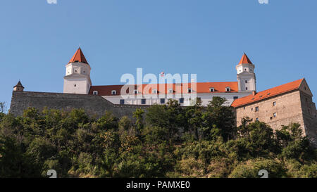 Restaurierte Burg von Bratislava aus dem Süden. Auf einem Felsen über Bratislava beherbergt es das slowakische Parlament, ein Museum und eine Musik Kammer gebaut. Stockfoto