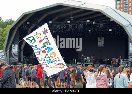 Sehr große Massen genießen Sie ein tolles Wochenende mit live Musik im Liverpool International Music Festival 2018 in Sefton Park Liverpool UK. Stockfoto