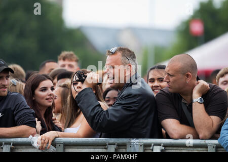 Sehr große Massen genießen Sie ein tolles Wochenende mit live Musik im Liverpool International Music Festival 2018 in Sefton Park Liverpool UK. Stockfoto