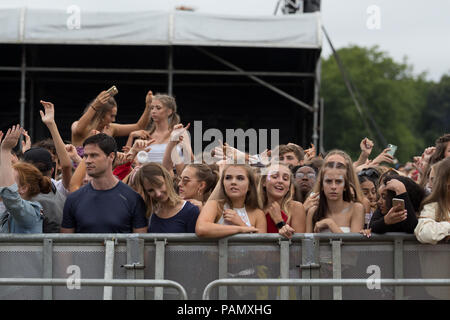 Sehr große Massen genießen Sie ein tolles Wochenende mit live Musik im Liverpool International Music Festival 2018 in Sefton Park Liverpool UK. Stockfoto