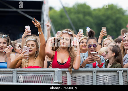 Sehr große Massen genießen Sie ein tolles Wochenende mit live Musik im Liverpool International Music Festival 2018 in Sefton Park Liverpool UK. Stockfoto