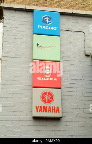 Piaggio, Vespa, Gilera, Yamaha und Zeichen außerhalb mortorbike Werkstatt Stockfoto