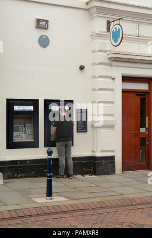 Mann mit ATM Maschine außerhalb der Barclays Bank Stockfoto