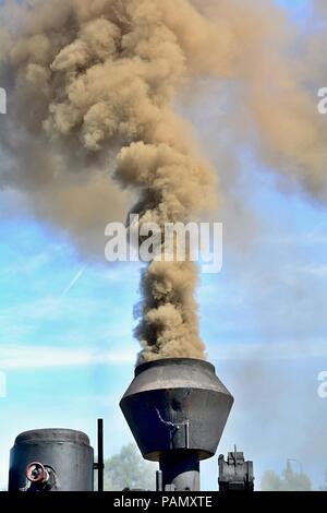 Vintage Dampflok Schornstein Abblasen ein Rauch gegen den blauen Himmel. Stockfoto