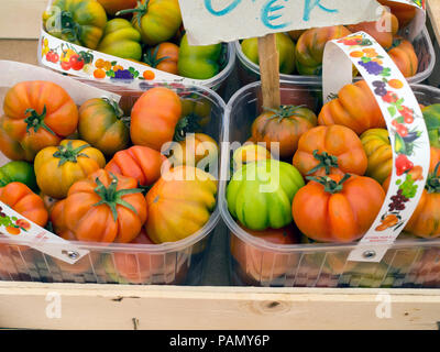 Heirloom Tomaten zum Verkauf an der Mercato di San Cosimato in Rom. Stockfoto