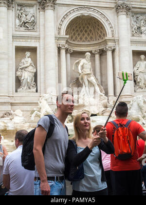 Touristen unter selfies am Trevi-Brunnen in Rom, Italien. Stockfoto