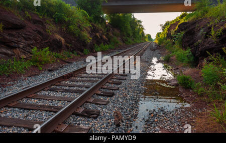 Railroad cut auf Schlachtfeld von Gettysburg in goldenen Stunde Licht Stockfoto