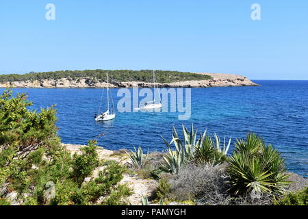 Zwei Segelyachten im Anker ii Cala Bassa, Ibiza, Spanien Stockfoto