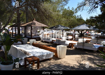 Tag Betten an der Cala Bassa Beach Club, Ibiza, Spanien Stockfoto