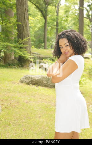 Schöne Frau in der Natur Stockfoto