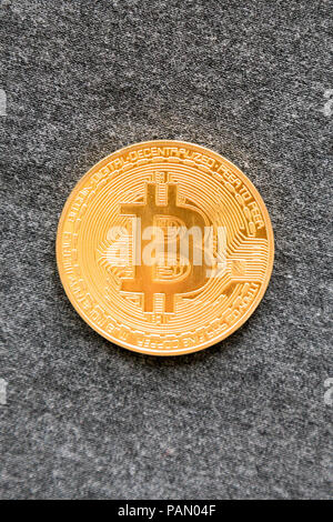 Golden bitcoin auf grauem Hintergrund. Bitcoin ist eine moderne Art der Austausch und das crypto Währung ist ein bequemes Zahlungsmittel in der Finanz- und Stockfoto