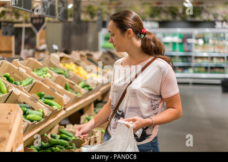 Froh, junge Frau shopping verschiedene Gemüse und Früchten in einem Schnell-restaurant Stockfoto
