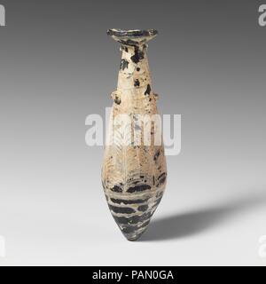 Glas alabastron (Parfüm Flasche). Kultur: Griechisch, östlichen Mittelmeer. Abmessungen: H.: 5. (12,7 cm). Datum: 2. bis Mitte 1. Jahrhundert v. Chr.. Translucent Hellblau mit grünliche Tönung, mit der gleichen Farbe Griffe (?); Weg in undurchsichtigen Hellblau. Breite Felge - Disk mit der abgerundeten Kante, schräge tief nach innen, mit vorgezogener gezackten inneren Rand in den Mund; Gerade-seitig fusiform Körper nach unten erweitert, dann verjüngt sich wies unten; zwei horizontalen Stift griffen über Trail auf der Oberseite des Körpers angewendet, ungleich platziert. Trail in der Nähe der unteren befestigt, das in einer Spirale um den Punkt des carination, werkzeuggestützte in ein Clo Stockfoto