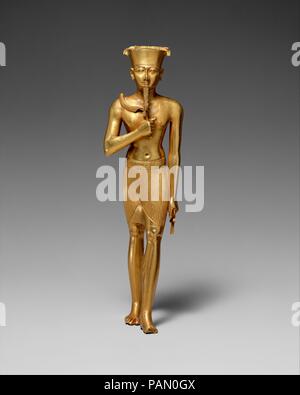 Statue des Amun. Abmessungen: h. 17,5 cm (6 7/8 in.); w. 4,7 cm (1 7/8 in); d 5,8 cm (2 1/4"); Gewicht 0,9 kg. (2 lbs). Dynastie: Dynasty 22. Datum: Ca. 945-712 v. Chr.. Der Gott Amun (die "verborgene") kam zuerst in den Vordergrund zu Beginn des Mittleren Reiches. Aus dem Neuen Reich Onward, Amun war wohl der wichtigste Gott in das ägyptische Pantheon. Als Gott, Schöpfer des Amun häufig als Amun-Re (im typischen ägyptischen Vermischung von Gottheiten Amun mit den wichtigsten solaren Gottheit verbunden, Re). Seine wichtigsten Heiligtum war der immense Tempelanlage von Karnak am Ostufer des Stockfoto