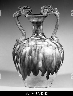 Amphora. Kultur: China. Abmessungen: H. (von Nach oben Handles) 11 1/4 in. (28,6 cm); Durchm. 6 3/4 in. (17,1 cm); Durchm. Von Base 3 3/4 in. (9,5 cm). Datum: Ca. Später 7. - erste Hälfte des 8. Jahrhunderts. Museum: Metropolitan Museum of Art, New York, USA. Stockfoto