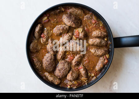 Türkische Fleischbällchen in Süß-saurer Tomatensauce/Kofta oder Köfte in Pfanne oder Topf. Traditionelle organische Fleisch essen. Stockfoto