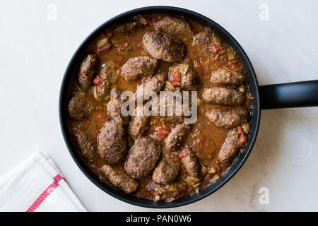 Türkische Fleischbällchen in Süß-saurer Tomatensauce/Kofta oder Köfte in Pfanne oder Topf. Traditionelle organische Fleisch essen. Stockfoto