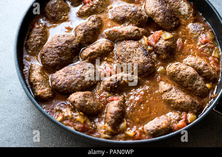 Türkische Fleischbällchen in Süß-saurer Tomatensauce/Kofta oder Köfte in Pfanne oder Topf. Traditionelle organische Fleisch essen. Stockfoto