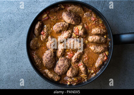 Türkische Fleischbällchen in Süß-saurer Tomatensauce/Kofta oder Köfte in Pfanne oder Topf. Traditionelle organische Fleisch essen. Stockfoto