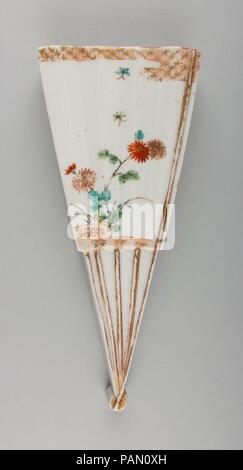 Einer der beiden Fan-Shaped hängende Wand Vasen. Kultur: Japan. Abmessungen: H. 8 1/2 in. (21,6 cm); W. 3 5/8 in. (9,2 cm); D.1 3/8 in. (3,5 cm). Datum: Ende des 17. Jahrhunderts. Museum: Metropolitan Museum of Art, New York, USA. Stockfoto