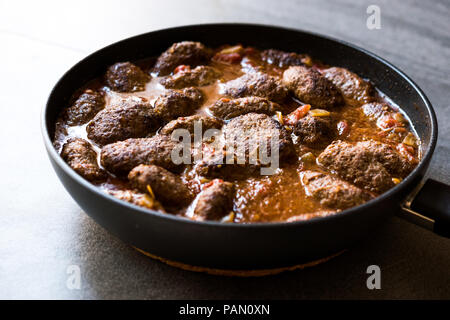 Türkische Fleischbällchen in Süß-saurer Tomatensauce/Kofta oder Köfte in Pfanne oder Topf. Traditionelle organische Fleisch essen. Stockfoto