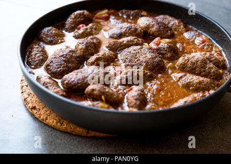 Türkische Fleischbällchen in Süß-saurer Tomatensauce/Kofta oder Köfte in Pfanne oder Topf. Traditionelle organische Fleisch essen. Stockfoto