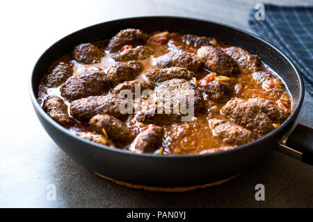 Türkische Fleischbällchen in Süß-saurer Tomatensauce/Kofta oder Köfte in Pfanne oder Topf. Traditionelle organische Fleisch essen. Stockfoto