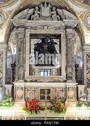 Die alter Hosting die Überreste des Heiligen Matthäus in der Krypta der Kathedrale von Salerno. Stockfoto