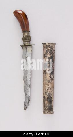 Dolch mit Scheide. Kultur: Philippinische, Mindanao. Abmessungen: H. mit Scheide 9 3/4 in. (24,8 cm); H. ohne Ummantelung 9 5/16 in. (23,7 cm); H. von Blade 6. (15,2 cm); W. 1 13/16-in. (4,6 cm); Wt. 3 oz. (7,6 g); Gew. der Ummantelung 1.5 oz. (42,5 g). Datum: 19. Museum: Metropolitan Museum of Art, New York, USA. Stockfoto