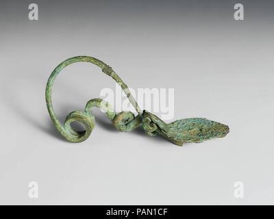 Bronze SERPENTINE - CD-Typ Fibula (Safety Pin). Kultur: villanovan. Abmessungen: Andere: 4 7/16 in. (11,3 cm). Datum: 9. Jahrhundert v. Chr.. Es gibt zwei Spiralen, einer der eine Umdrehung, die anderen zwei. Die Festplatte wird durch ein flaches Stück Metall einmal spiralig verdrehte gebildet. Museum: Metropolitan Museum of Art, New York, USA. Stockfoto