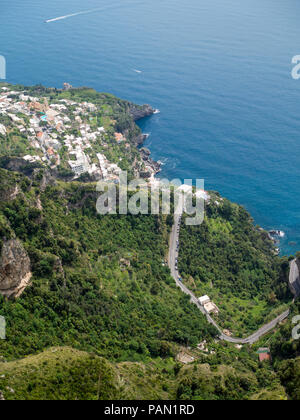 Ein Blick auf das Dorf von dem Pfad der Götter, ein Wanderweg von Agerola nach Positano an der Amalfiküste Stockfoto