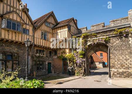 Priory Gate und Tudor Gebäude der Cheyney Gericht mit St. Swithun auf Kingsgate darüber hinaus Teil der Kathedrale von Winchester, Hampshire, England. Stockfoto