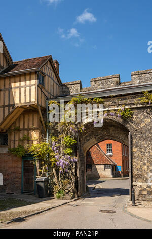 Priory Gate und Teil der Cheyney Gericht mit St. Swithun auf Kingsgate darüber hinaus Teil der Kathedrale von Winchester, Hampshire, England. Stockfoto