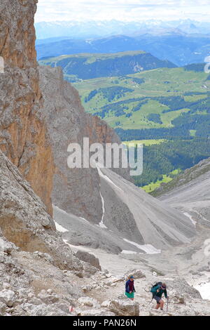 VAL GARDENA, Italien, 26. Juni 2018: Die spektakuläre Forcella del Sassolungo Pass an der Oberseite der Forcella Sassolungo Seilbahn Stockfoto