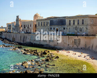 Lido Maniace, einem Strand in Ortygia, einer kleinen Insel in der Stadt Syrakus, von korinthischen Kolonisten in 734 BC, Sizilien, Italien, gegründet. Stockfoto