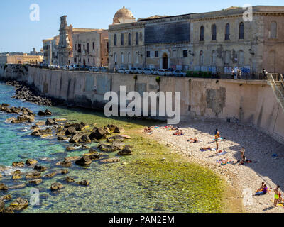 Lido Maniace, einem Strand in Ortygia, einer kleinen Insel in der Stadt Syrakus, von korinthischen Kolonisten in 734 BC, Sizilien, Italien, gegründet. Stockfoto