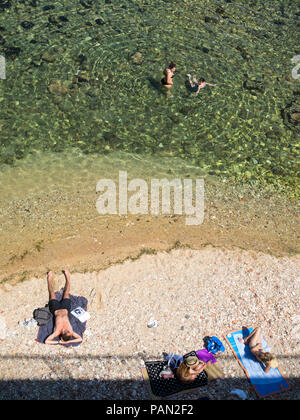 Sonne - Bäcker am Lido Maniace in Ortygia, einer kleinen Insel in der Stadt Syrakus, von korinthischen Kolonisten in 734 BC, Sizilien gegründet. Stockfoto