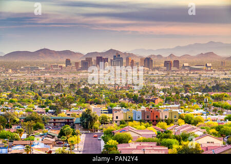 Phoenix, Arizona, USA downtown Stadtbild in der Abenddämmerung. Stockfoto